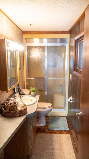 Bathroom - 25 Minute from Duluth on Private Barrs Lake (Duluth)