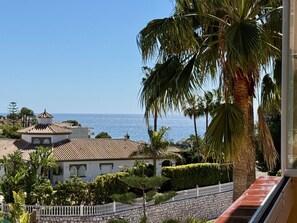 Property grounds - Riviera 2-Bedroom Apartment with Pool, Balcony & Sea Views (Calahonda)