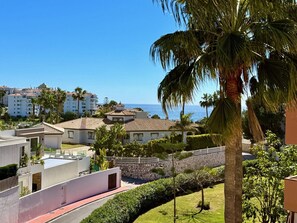 Property grounds - Riviera 2-Bedroom Apartment with Pool, Balcony & Sea Views (Calahonda)