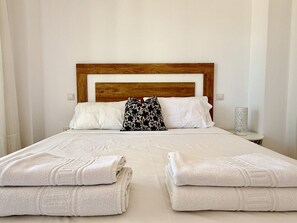 2 chambres, fer et planche à repasser, Wi-Fi gratuit, draps fournis