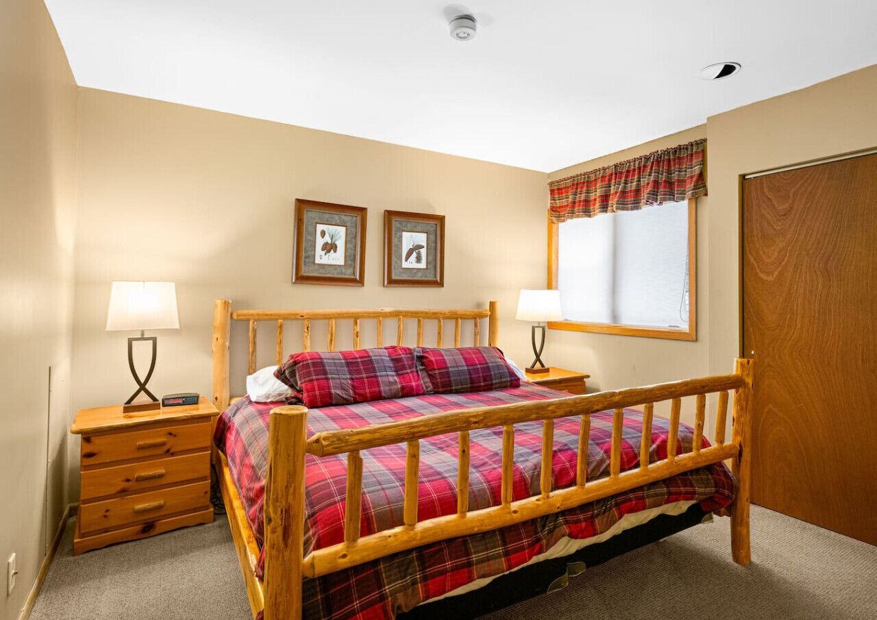 Desk, WiFi, bed sheets