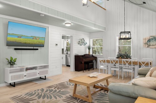 Remodeled Cottage | Walk to Beach | Game Room | Pet Friendly