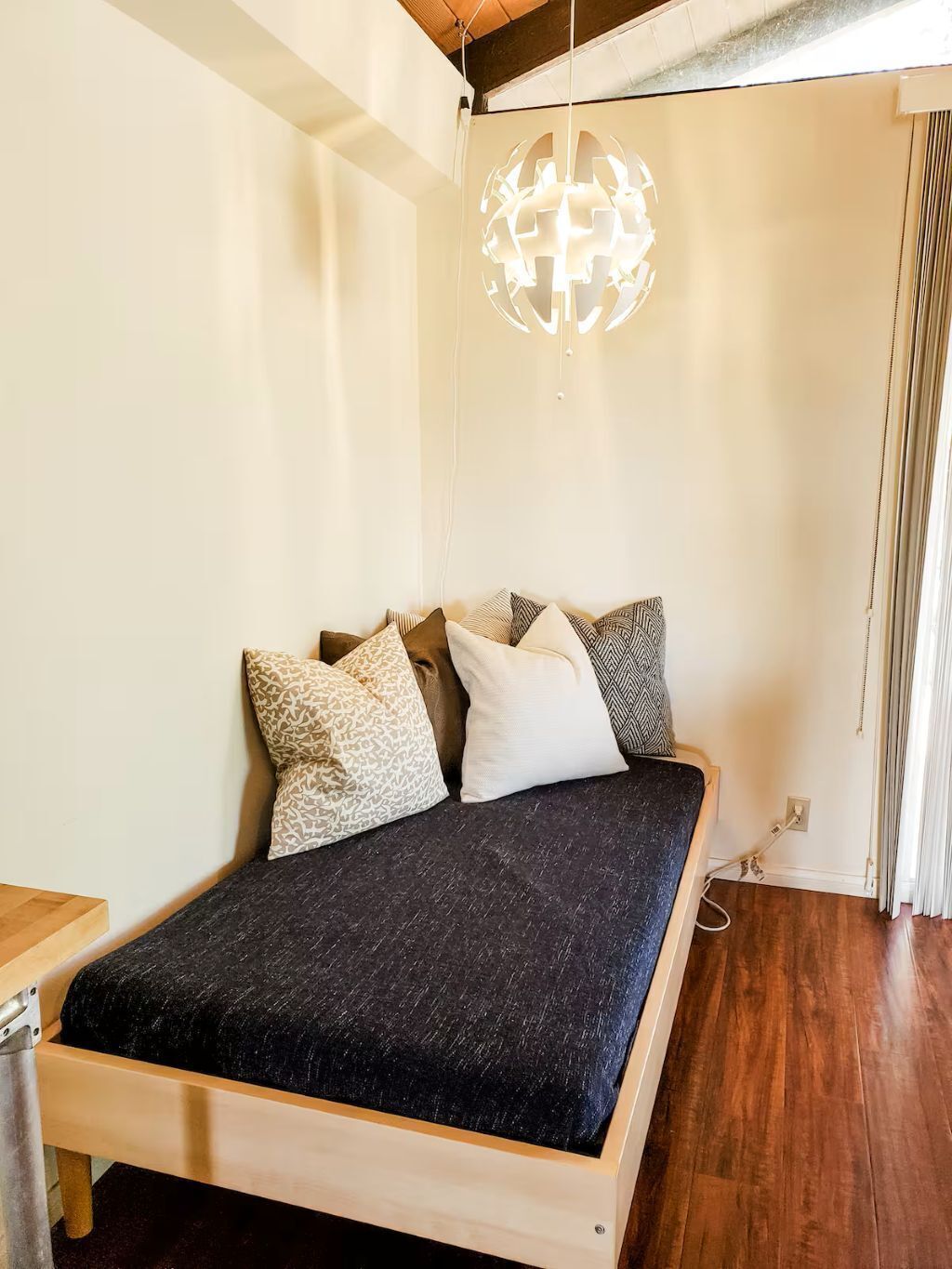 3 habitaciones, tabla de planchar con plancha y cuna de viaje 