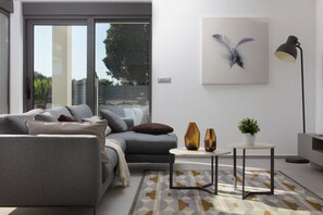 A modern living room with a sofa, a coffee table, and a lamp. - Vivi Rent Fažana - Villa Fasana Apartment 1 (Fažana)