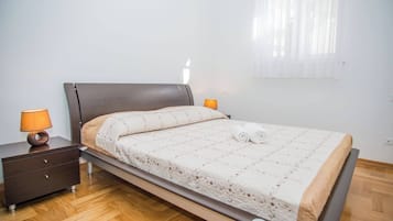Apartamento, sacada, vista para o mar | Ferros/tábuas de passar roupa, Wi-Fi de cortesia
