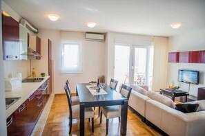 Apartment, Balkon, Meerblick | Esszimmer