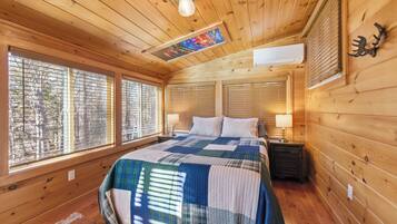 4 bedrooms, iron/ironing board, free WiFi, bed sheets