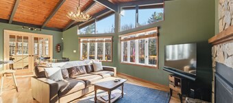 Gunstock Chalet - 4BR, Skiing, Concerts, Hiking, & Fall Foliage