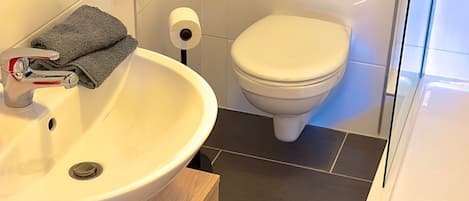 Een bubbelbad, handdoeken, zeep, toiletpapier