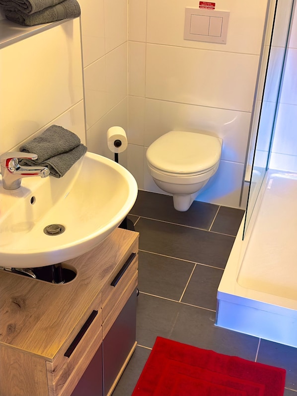 Whirlpool, Handtücher, Seife, Toilettenpapier
