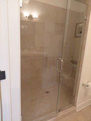 Shower, jetted bath, towels, toilet paper - World Cup FIFA Multi Family Retreat Near Airport (Atlanta)