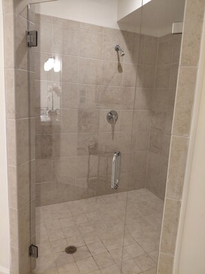 Shower, jetted bath, towels, toilet paper - World Cup FIFA Multi Family Retreat Near Airport (Atlanta)