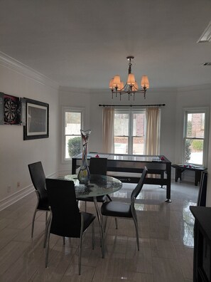 Games room - World Cup FIFA Multi Family Retreat Near Airport (Atlanta)