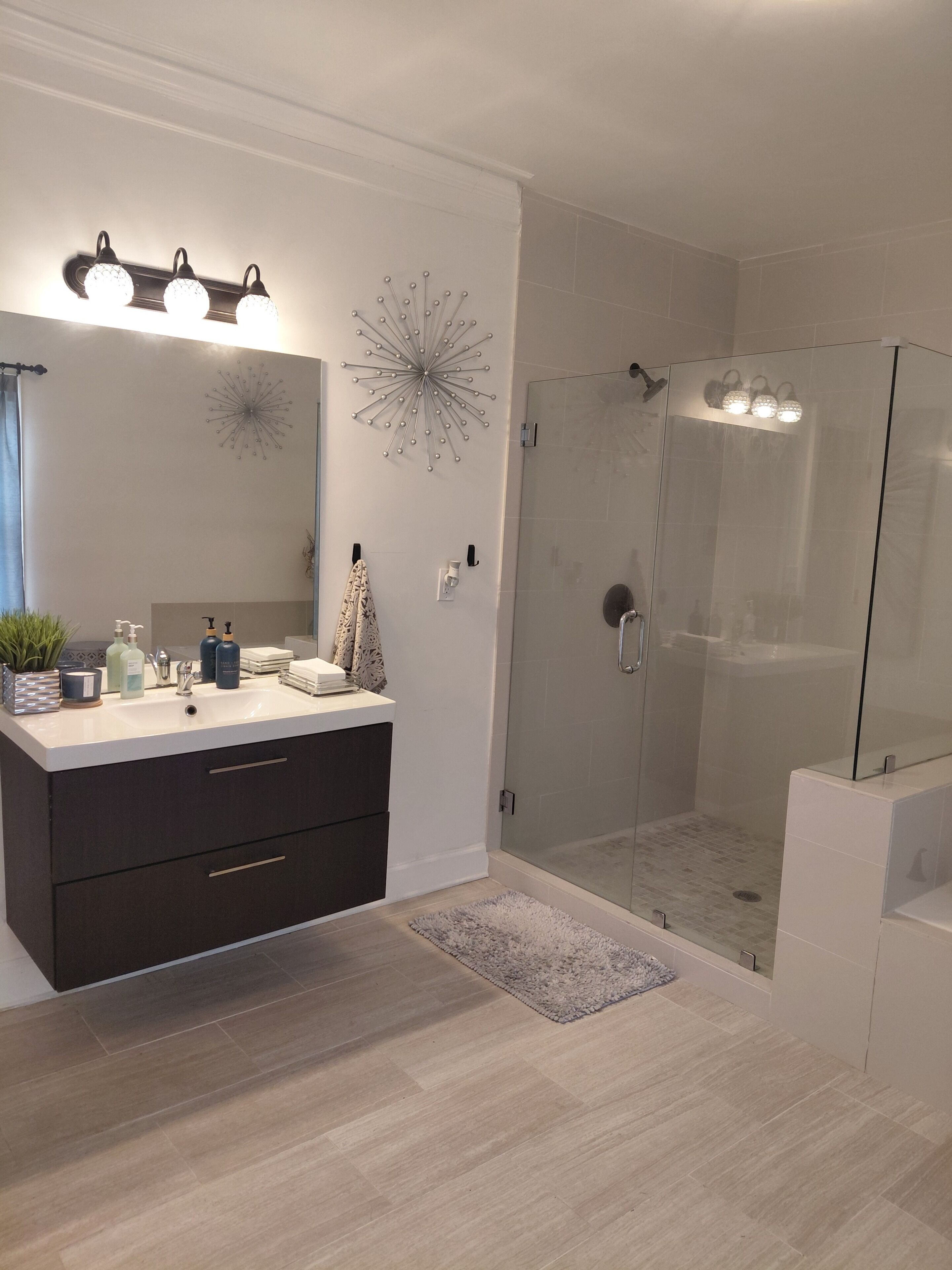 Shower, jetted bath, towels, toilet paper