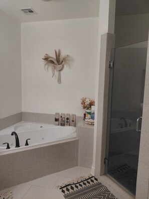 Shower, jetted bath, towels, toilet paper - World Cup FIFA Multi Family Retreat Near Airport (Atlanta)