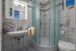 Shower, towels, soap, toilet paper - Studio for 2 with terrace, barbecue, parking lot (Crikvenica)