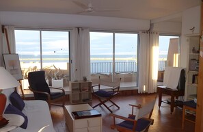 Interior - Apartment 'Le Bateau' with Sea View, Private Terrace and Air Conditioning (Port-la-Nouvelle)