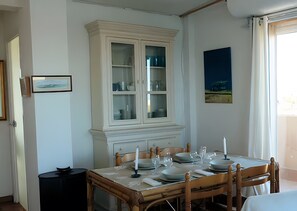 Dining - Apartment 'Le Bateau' with Sea View, Private Terrace and Air Conditioning (Port-la-Nouvelle)