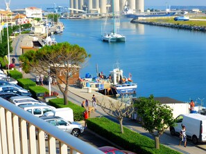 Marina - Apartment 'Le Bateau' with Sea View, Private Terrace and Air Conditioning (Port-la-Nouvelle)