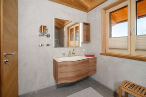Haartrockner, Handtücher, Seife, Toilettenpapier