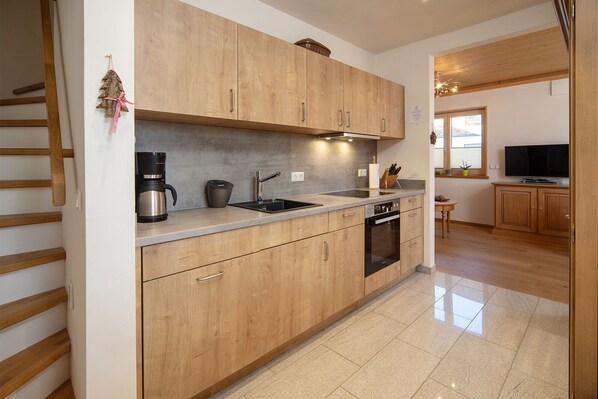 Fridge, stovetop, dishwasher, coffee/tea maker - NaturLogis-Allgäu in the organic claywood house Healthy living - living without pollutants (Nesselwang)