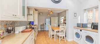 Bright & spacious 4-bedroom bungalow with garden