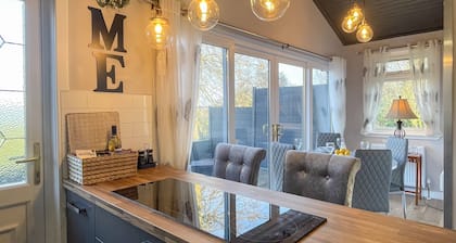 Lavender Lodge - Sea views, sleeps 4 guests in 2 bedrooms
