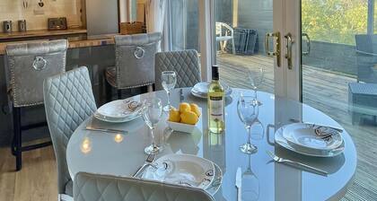 Lavender Lodge - Sea views, sleeps 4 guests in 2 bedrooms