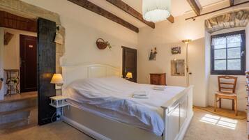 5 quartos, ferros/tábuas de passar roupa, Wi-Fi, roupa de cama