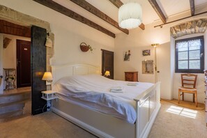 5 bedrooms, iron/ironing board, WiFi, bed sheets