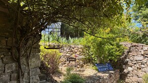 A stone wall with a sign indicating 'Chandolas 2, Ruowas 12.'