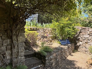 A stone wall with a sign indicating 'Chandolas 2, Ruowas 12.'