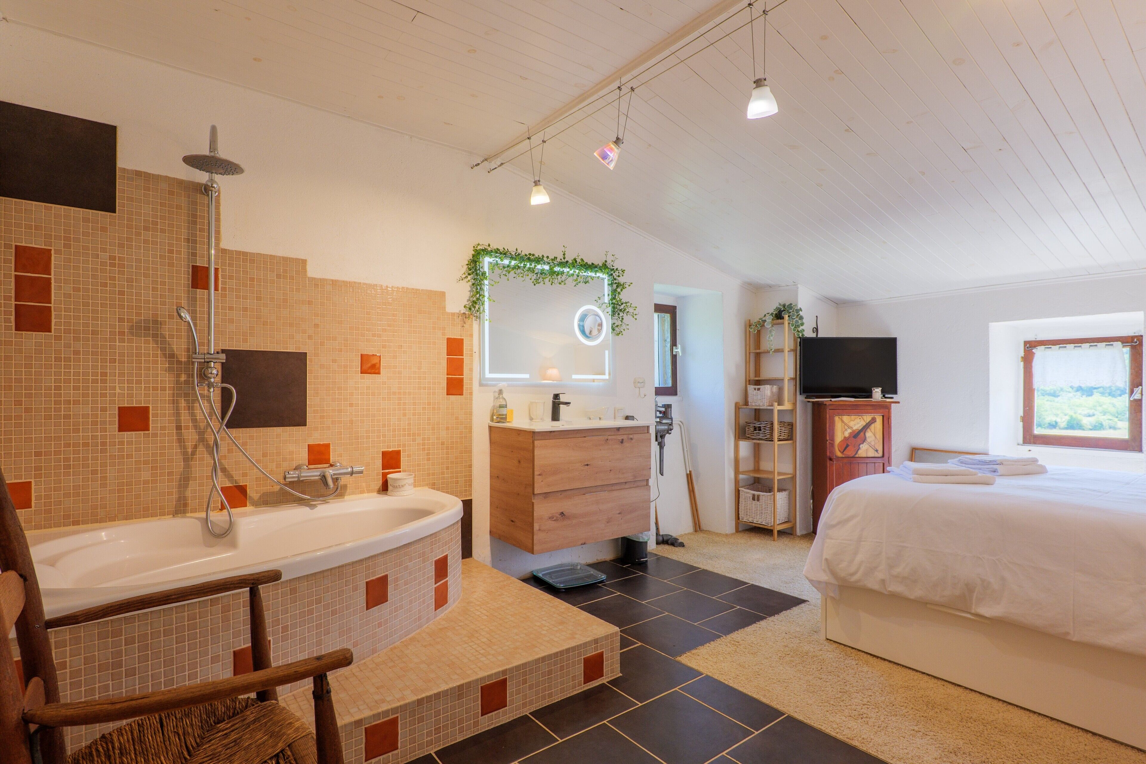 5 bedrooms, iron/ironing board, WiFi, bed sheets