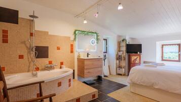 5 bedrooms, iron/ironing board, WiFi, bed sheets