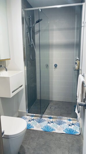 Bathroom - Stunning CBD Apt| Level52 | Furnished | Pool & Gym (Melbourne)