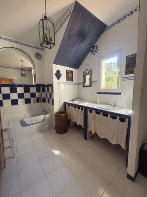 Bathroom - Charming bed and breakfast in Giono country. (Manosque)