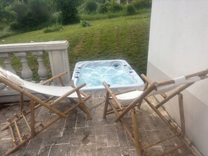 Outdoor spa tub - Charming bed and breakfast in Giono country. (Manosque)