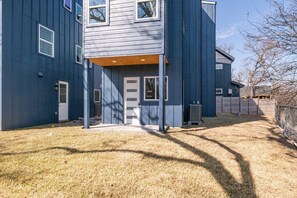 Exterior - Bachelor/ette Gem in E Austin 3BR, 2.5 BA, Sleeps 11 + Cowboy pool (Austin)