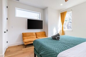 Iron/ironing board, free WiFi - Bachelor/ette Gem in E Austin 3BR, 2.5 BA, Sleeps 11 + Cowboy pool (Austin)