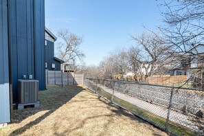 Property grounds - Bachelor/ette Gem in E Austin 3BR, 2.5 BA, Sleeps 11 + Cowboy pool (Austin)