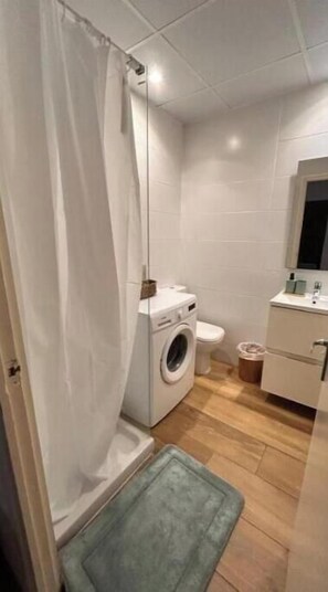 Shower, hair dryer, towels, soap - House Mar Salou (Salou)