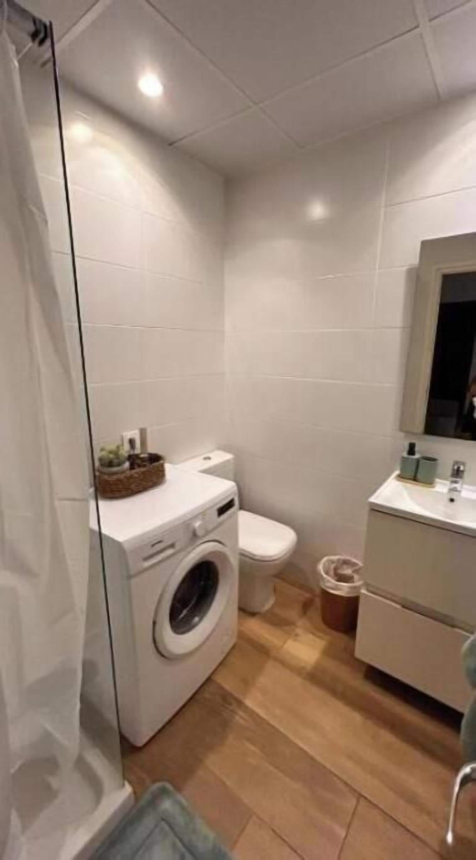 Een douche, een haardroger, handdoeken, zeep