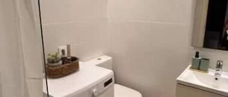 Douche, séchoir à cheveux, serviettes fournies, savon