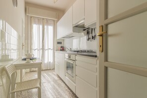 Kylskåp, ugn, diskmaskin och kaffe- och tebryggare