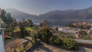Un paysage montagneux avec un lac, des bâtiments et un pont.