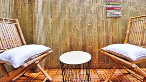A bamboo fence, two wicker chairs, a small round table, and a motivational sign. - 2 bedrooms. Roman Amphitheater. Near the beach (Tarragona)