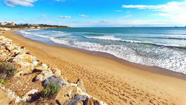 A beach with a rocky shoreline, waves, and a clear sky. - 2 bedrooms. Roman Amphitheater. Near the beach (Tarragona)