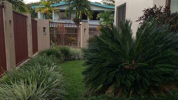 House, 5 Bedrooms, Private Pool | Garden