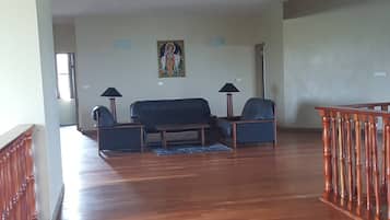 House, 5 Bedrooms, Private Pool | Living room