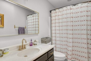 Hair dryer, towels, soap, shampoo - Sandy Toes & Tiger Roars (Townville)